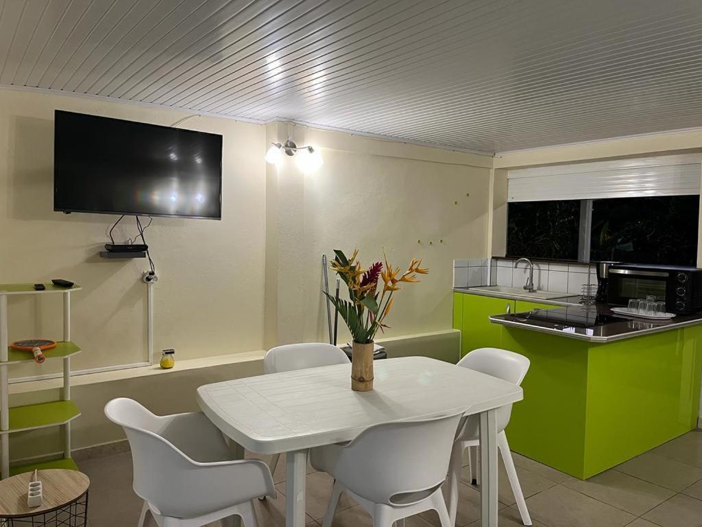 Agreable Appartement En Rez-De-Jardin A 450M De La Mer Sainte-Anne Buitenkant foto